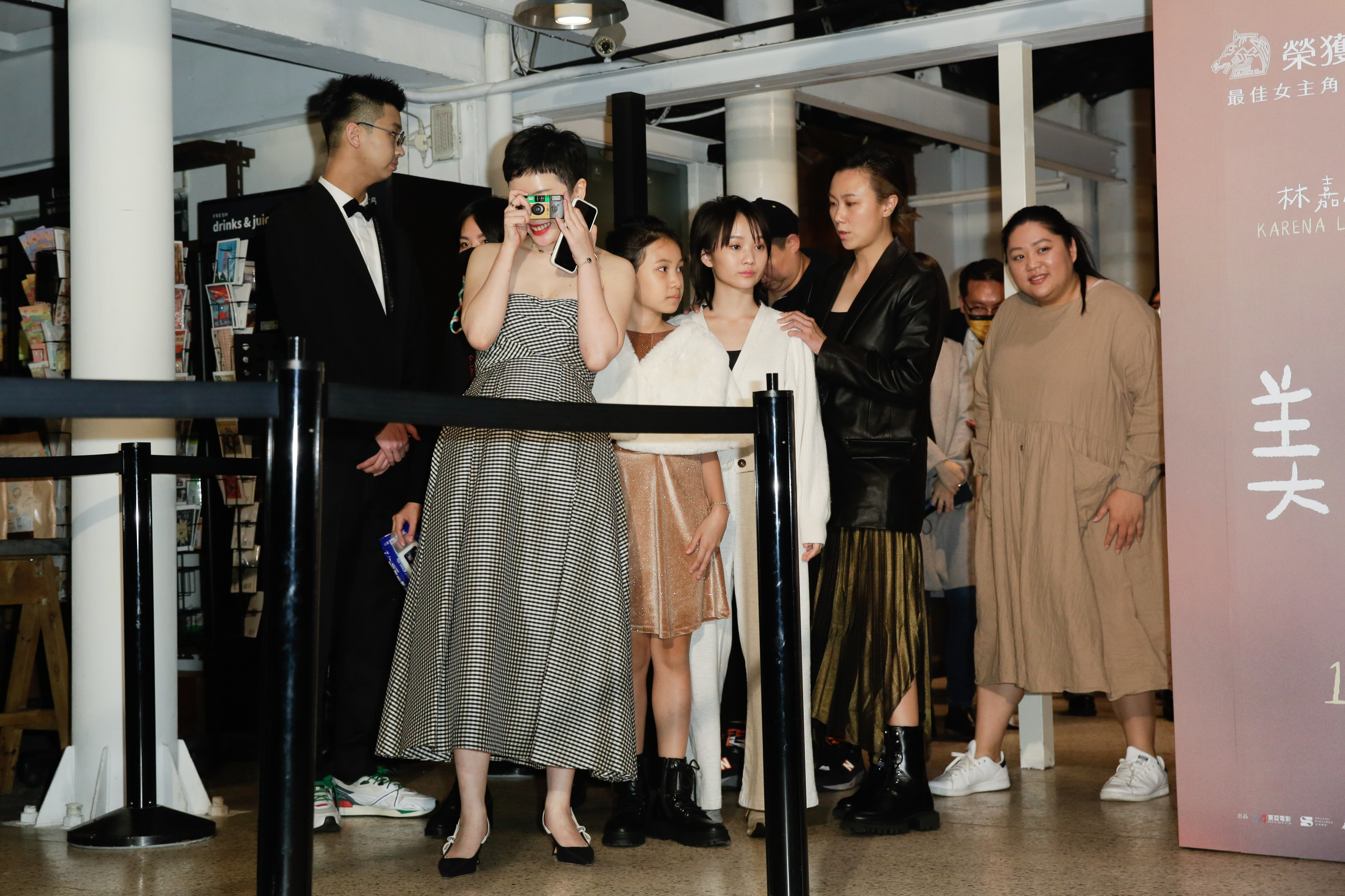 導演阮鳳儀也不忘拿著可拋相機捕捉這時刻。