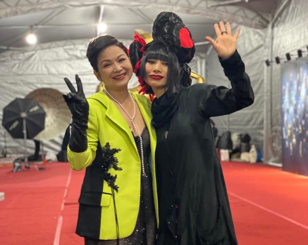 楊貴媚和白靈拍照留念。（翻攝自楊貴媚臉書）