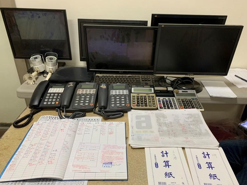 嘉義縣警察局查獲多起非法博弈網站,查扣相關證物。(嘉義縣警局提供)