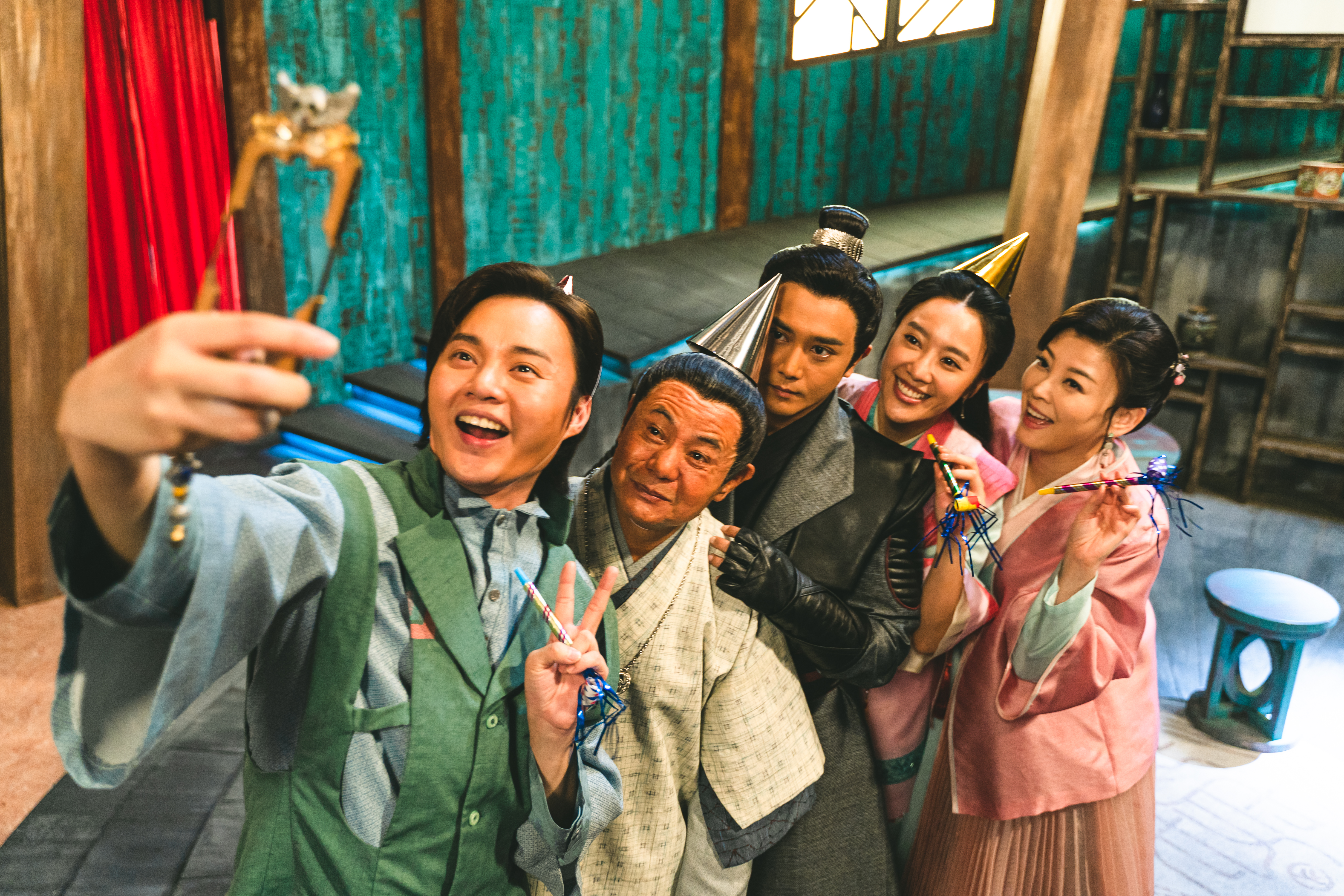 蔡振南和《孟婆客棧》所有成員打成一片。（公視台語台提供）