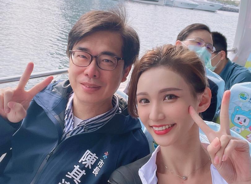 市長陳其邁與模特兒蔡譯心同框合照，畫面曝光引發熱議，不少網友暴動留言「我長大也要當市長」。（翻攝自蔡譯心臉書）