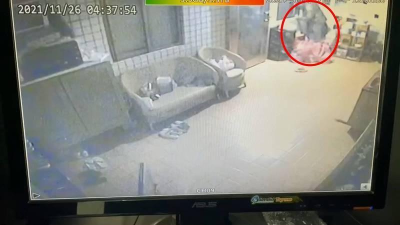 警方調閱監視器,劉嫌侵入房東住處影像全都錄。(警方提供)