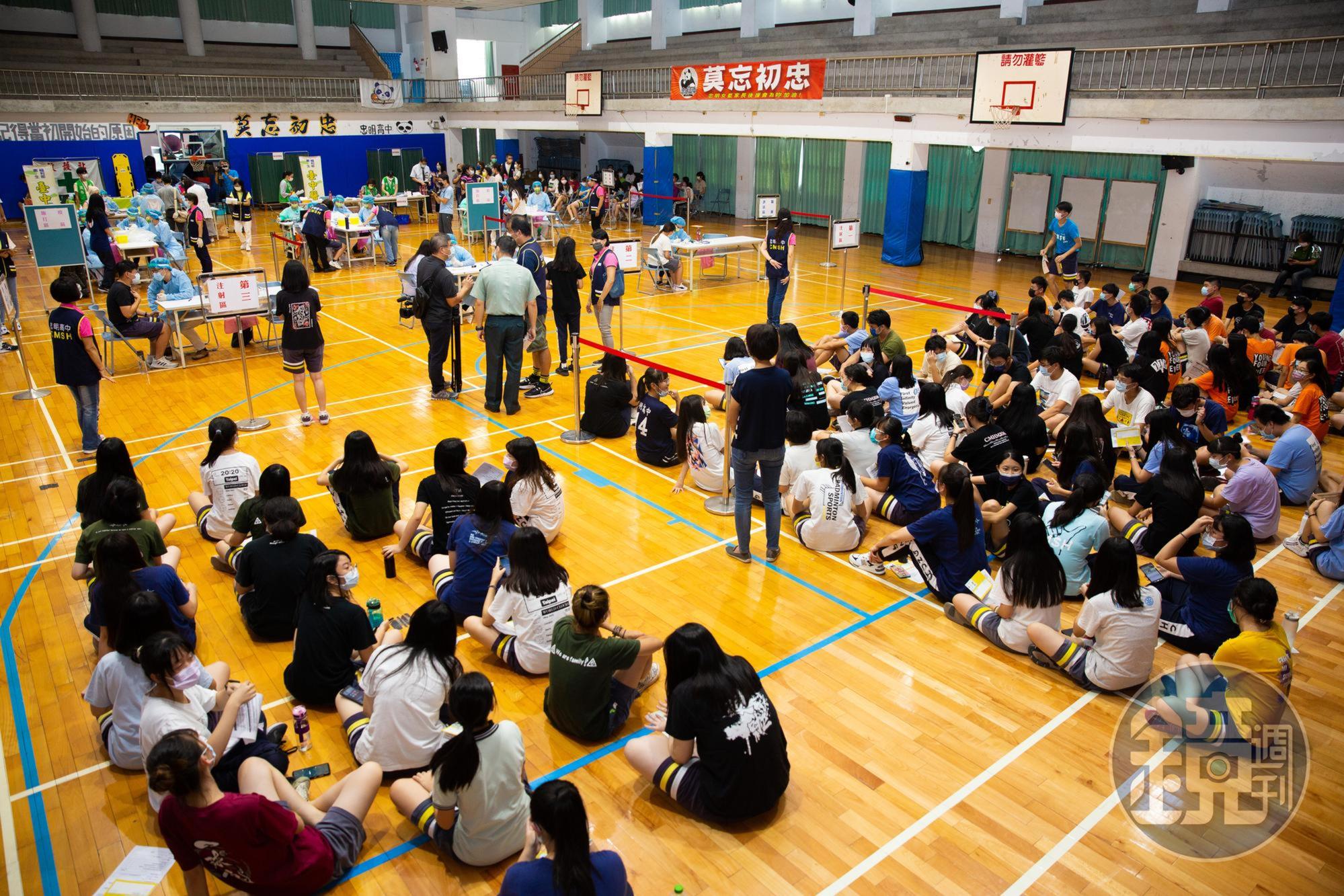 12至17歲青少年施打BNT疫苗已超過4週,ACIP專家考量多種原因後,據悉有共識「要施打第2劑」。