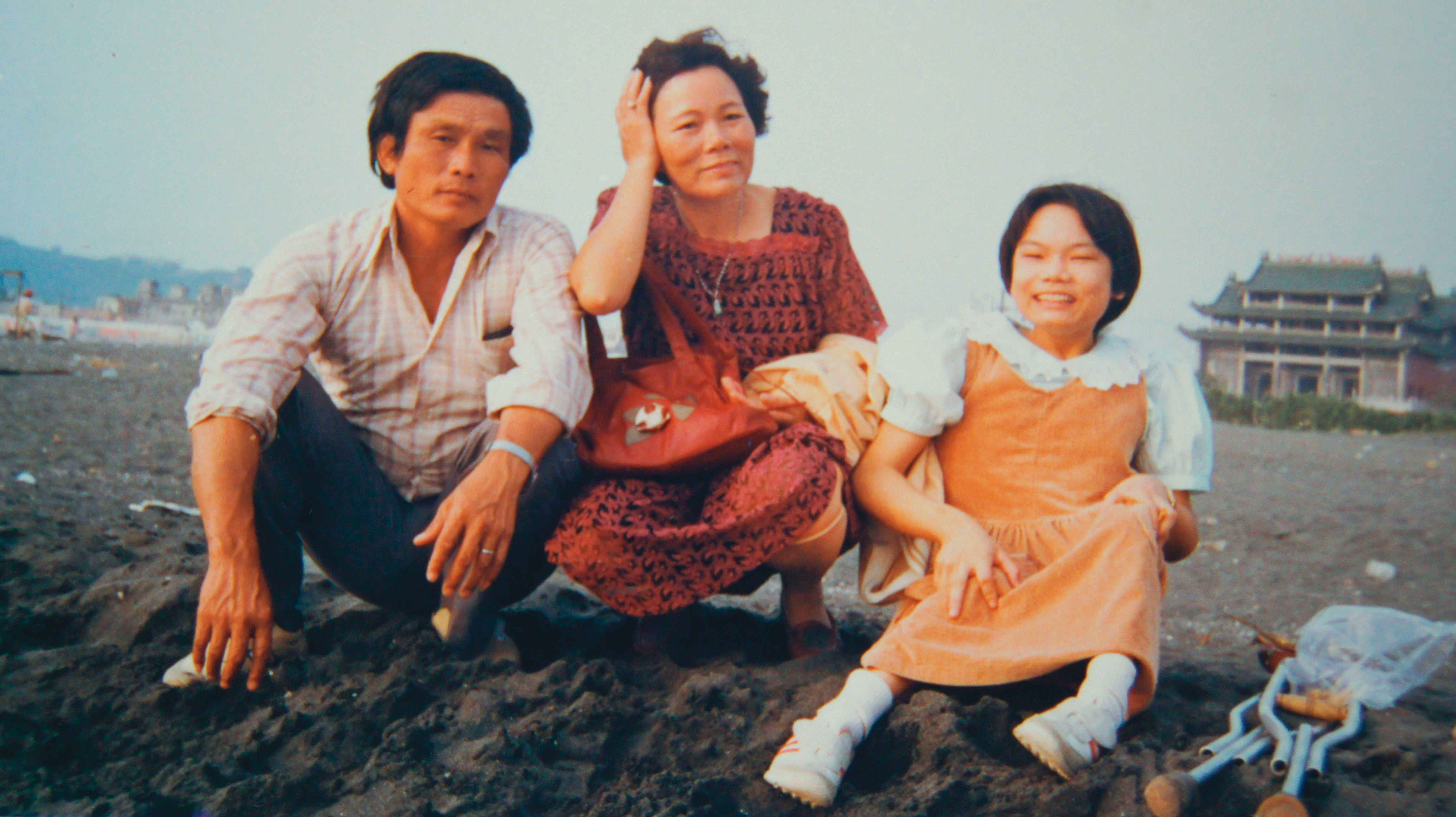 大約國一時,阿力金吉兒(右)和父母到旗津遊玩。她說,小時候家境清寒,更早之前的日子,一張照片都沒有。(阿力金吉兒提供)