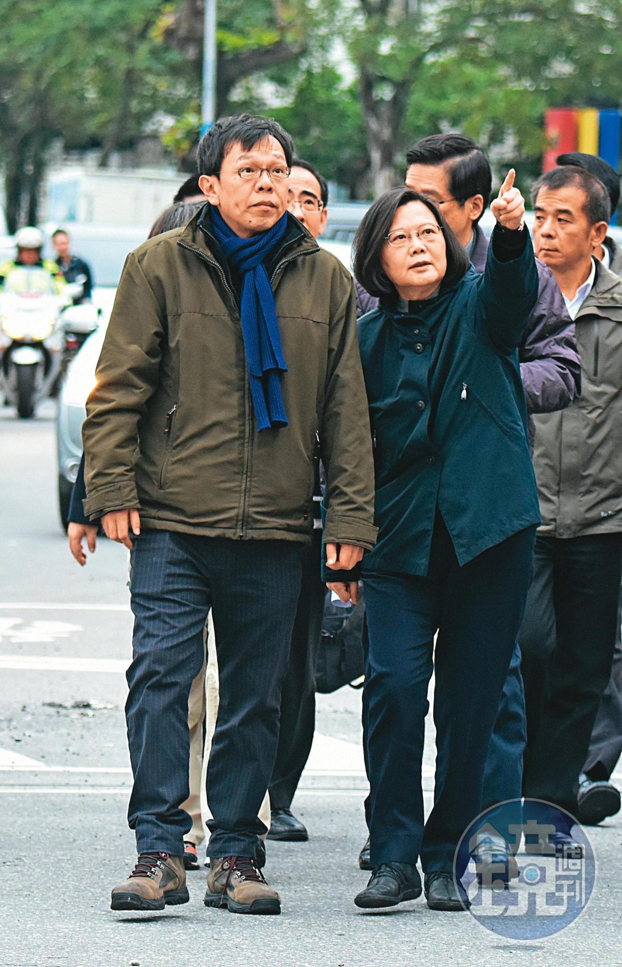 2018年花蓮強震，蔡英文在時任總統府副祕書長姚人多陪同下，視察救災情況。（資料照片）