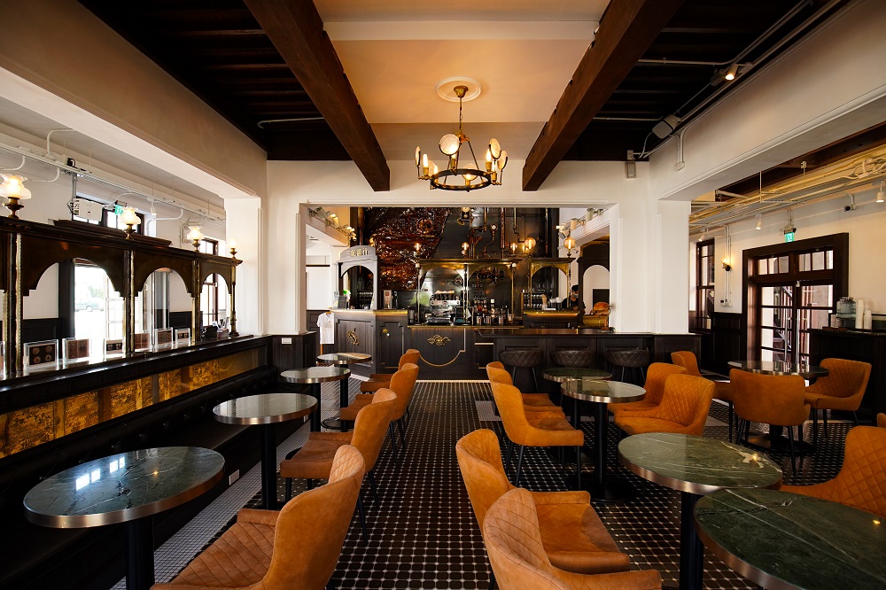 日治時期的三和銀行重新修復後，由新團隊打造出大正浪漫風格的「新濱•駅前」。