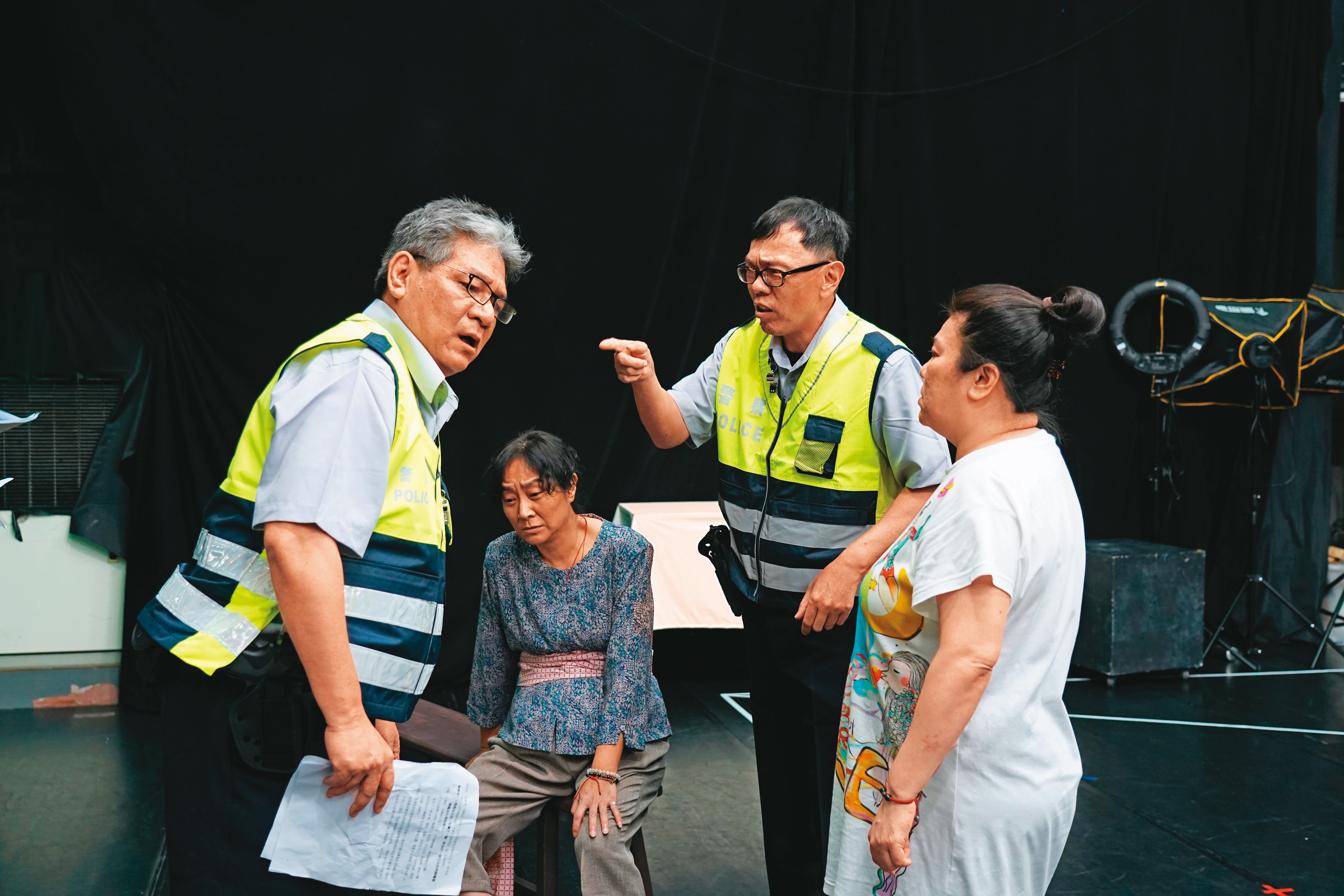 姚人多客串綠光劇團《人間條件七》,與李永豐飾演警察,2人有精彩對手戲。(張大魯攝)