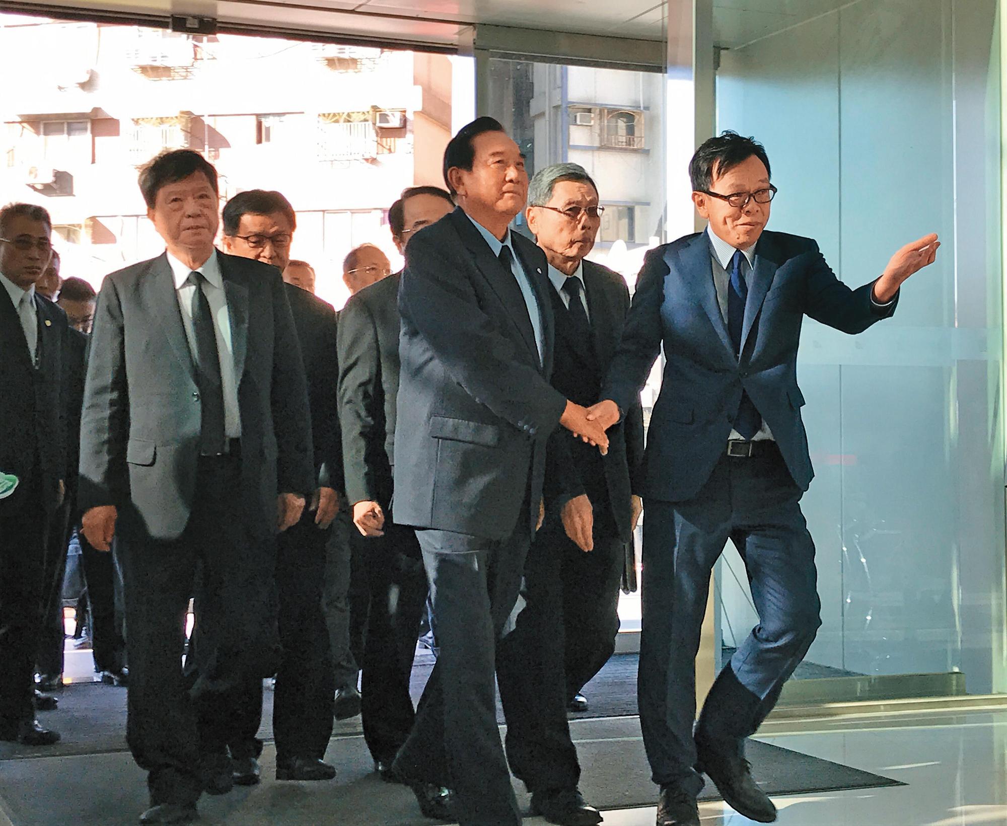 海基會前董事長江丙坤2018年底辭世，海協會前會長陳雲林抵台弔唁，由姚人多接待。（中央社）