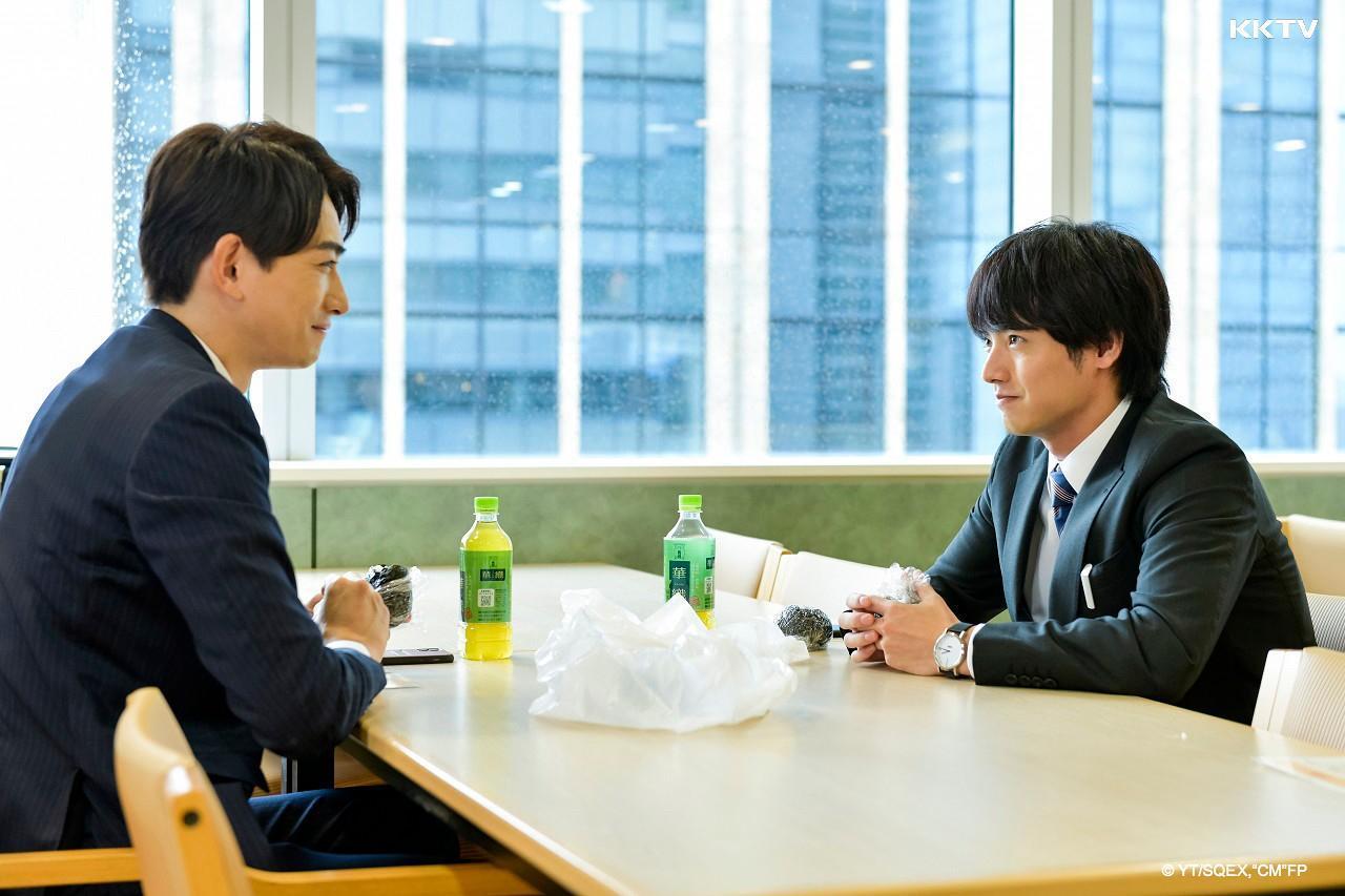 赤楚衛二(右)與町田啓太在劇中互動暖心又療癒,兩人也因《30歲處男》人氣暴漲。(KKTV提供)