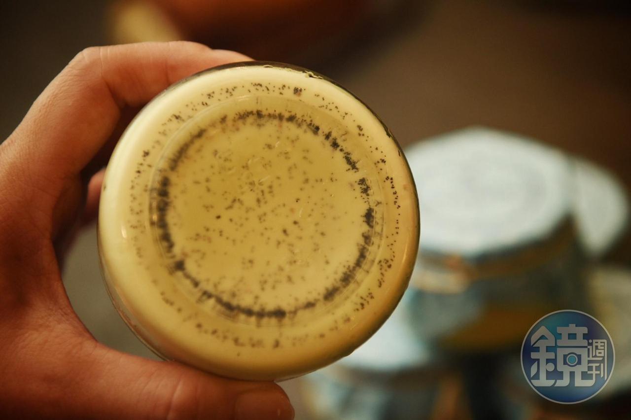 「焦糖烤布蕾」加入大溪地香草籽增添香氣,從瓶底看得到使用真食材。(350元/5入1組)