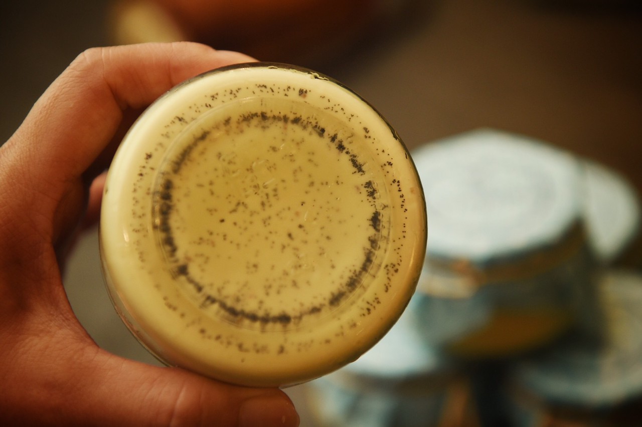 「焦糖烤布蕾」加入大溪地香草籽增添香氣，從瓶底看得到使用真食材。（350元／5入1組）