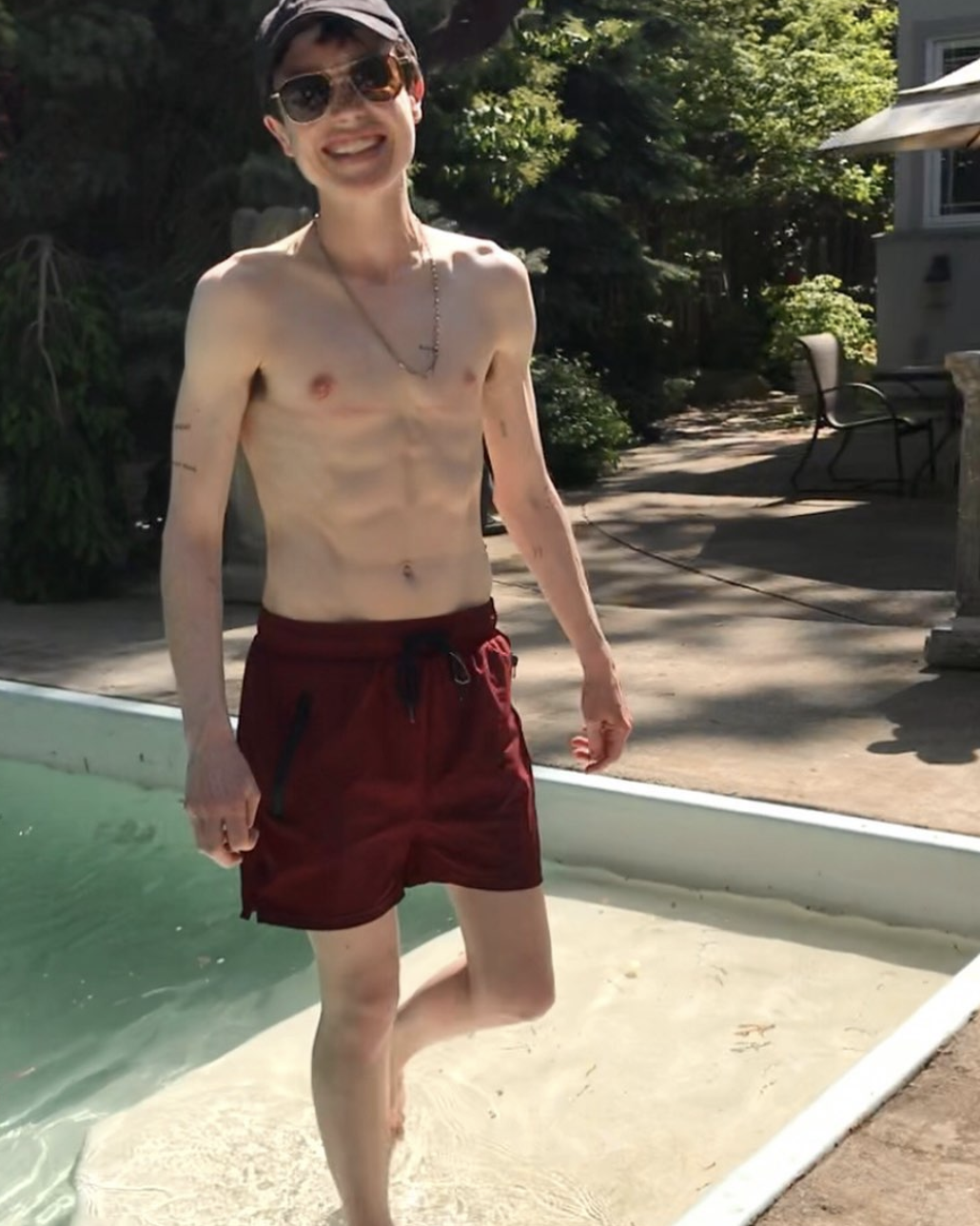 佩吉今年5月也曾曬出上空照，透露穿著人生第一件泳褲，切乳手術疤痕依稀可見。（翻攝elliotpage IG）