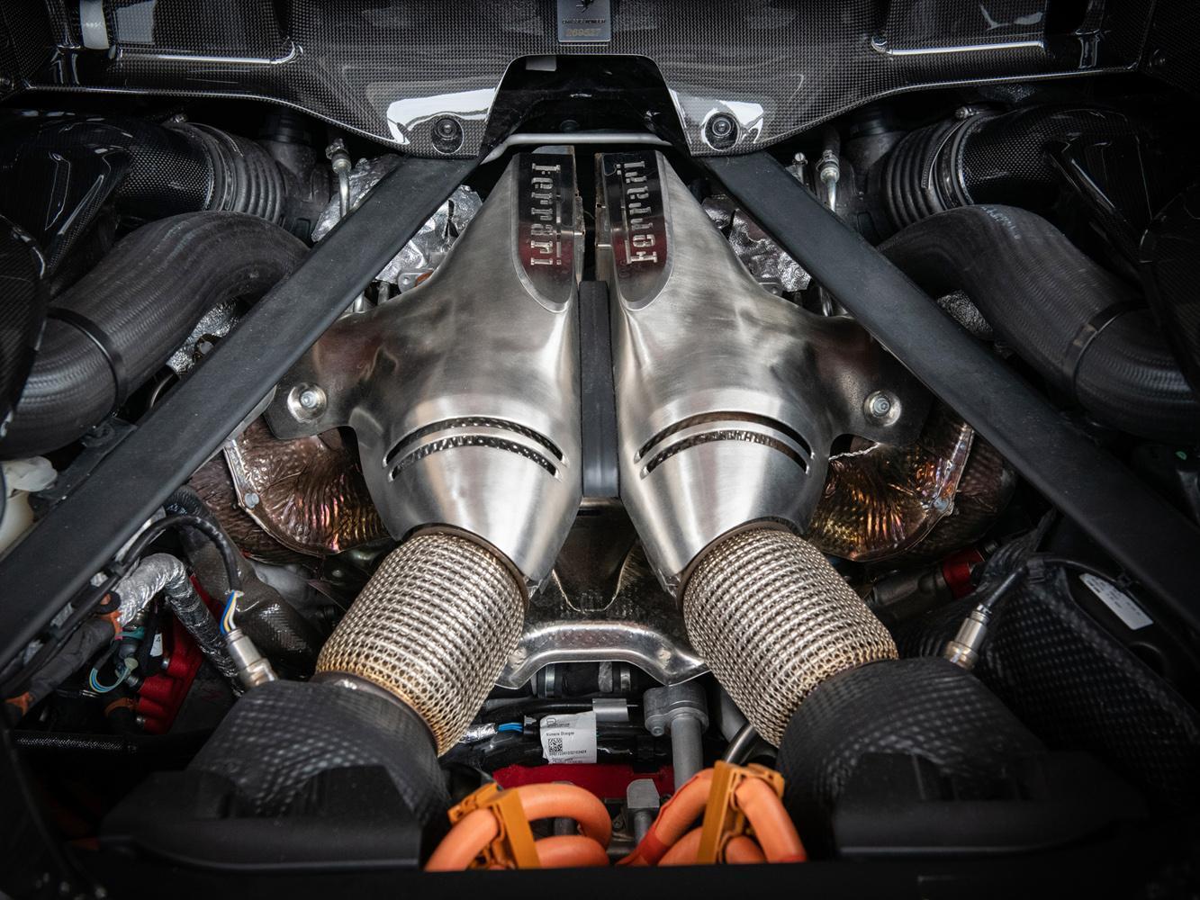 所搭載的全新120° V6引擎最大輸出功率達663 cv,配上輸出功率122千瓦(167cv)的電動馬達,其綜效輸出功率高達830 cv,成就了超乎想像的強悍性能及獨樹一格的悅耳聲浪。