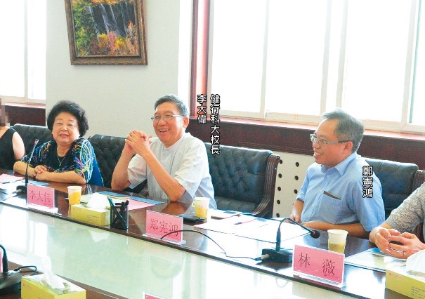 健行科大專任董事鄭憲鴻遭爆連6年違法領薪共約600萬元，他的姑姑是國民黨前立委鄭金玲。圖為2人2018年出席中國山西的晉中職業技術學院交流活動。（翻攝晉中職業技術學院網站）