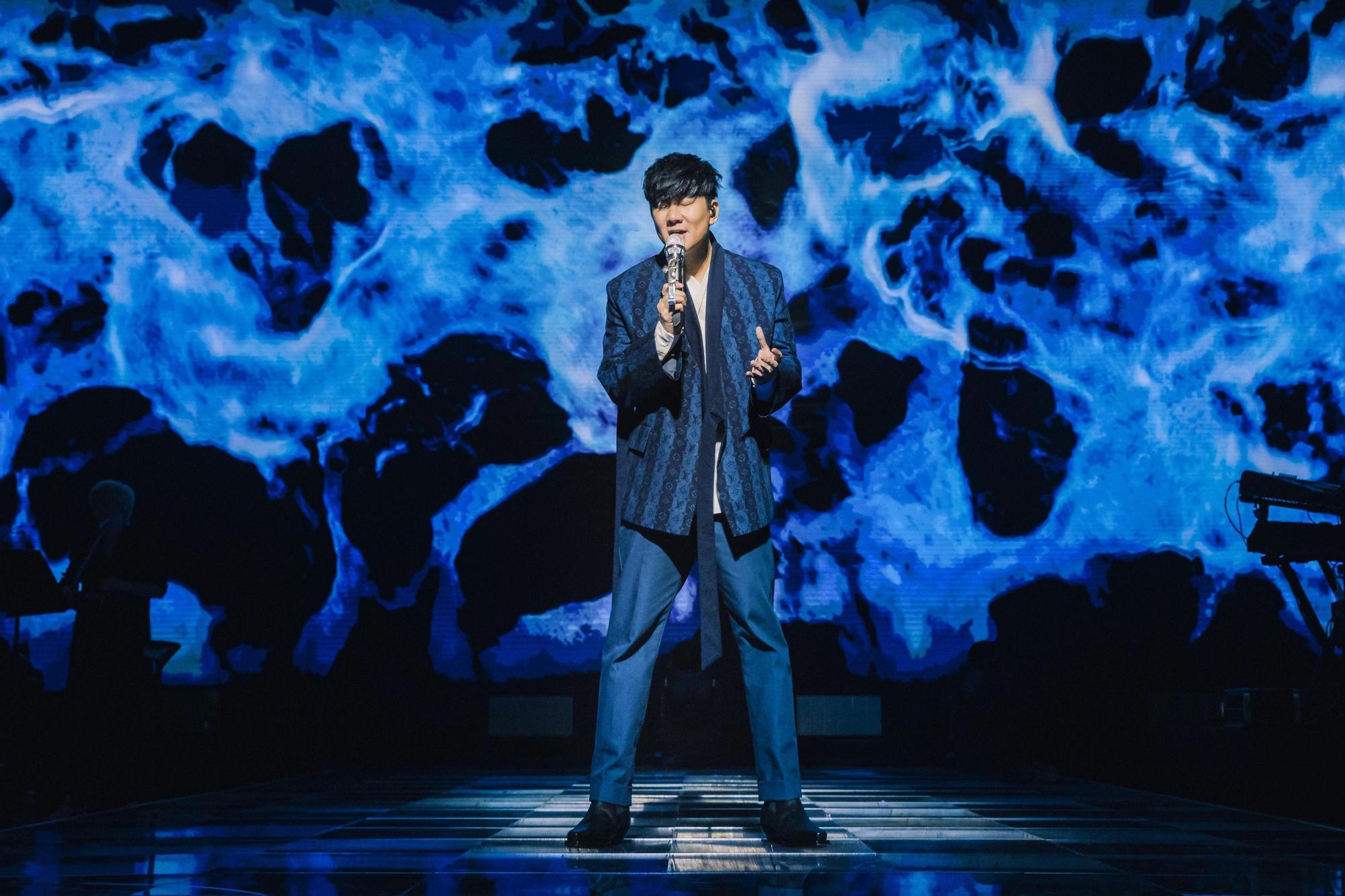 JJ林俊傑在新加坡舉辦《JJ林俊傑After The Rain音樂特輯》慈善音樂會。（JFJ PRODUCTIONS提供）