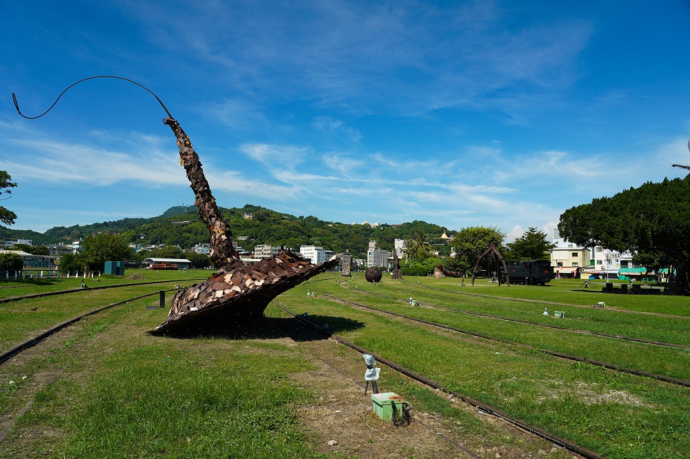 哈瑪星鐵道文化園區裡，藝術家將生硬的鐵素材化為充滿律動感的作品。