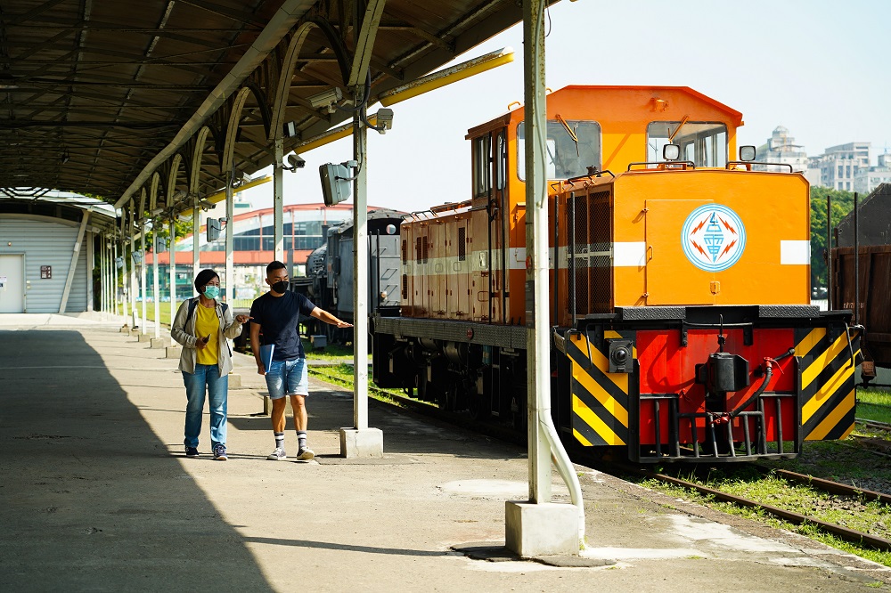 第一月台還留有日治時期「低式月台」特色，當時旅客得透過車廂備好的踏階才能上車，月台所使用的花崗岩邊石自1908年被保留至今。