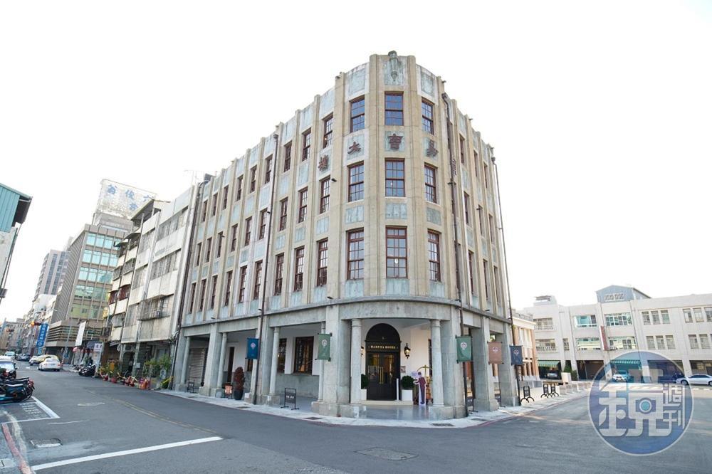 有著優雅弧線的哈瑪星「貿易商大樓」，原址前身是一間高級旅社「春田館」。