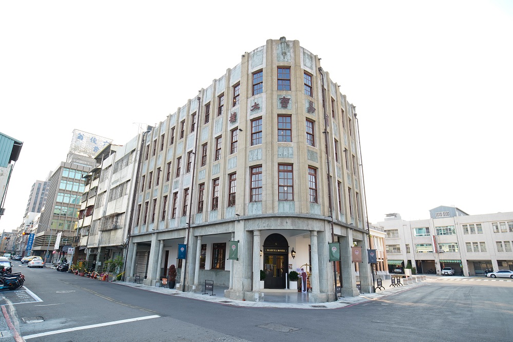 有著優雅弧線的哈瑪星「貿易商大樓」，原址前身是一間高級旅社「春田館」。