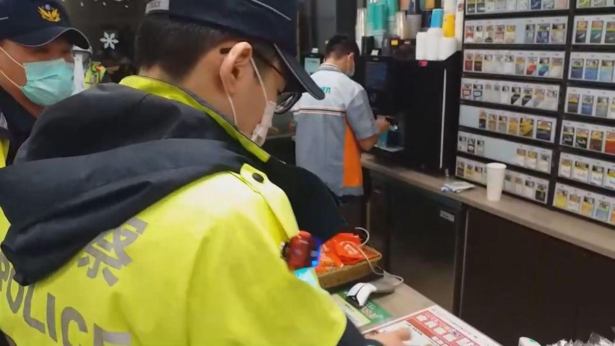 各縣市警局把超商變成巡邏站,也讓員警在超商邊休息邊執勤。(翻攝畫面)