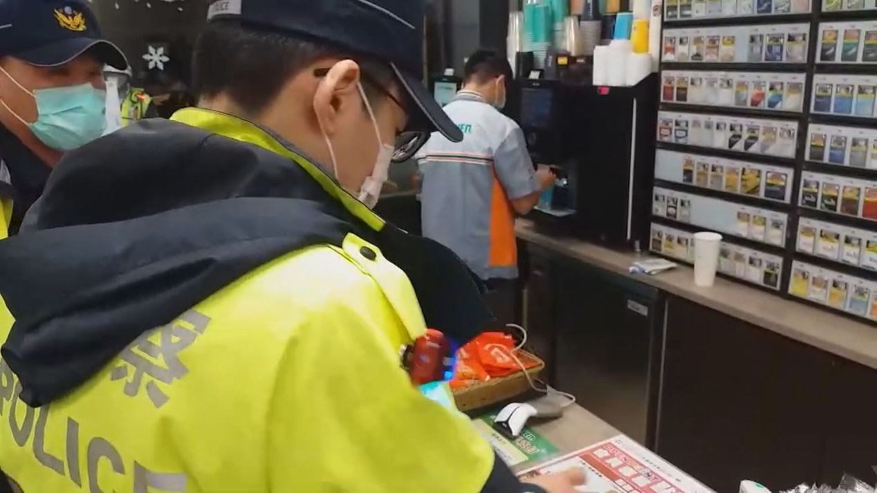 各縣市警局把超商變成巡邏站，也讓員警在超商邊休息邊執勤。（翻攝畫面）