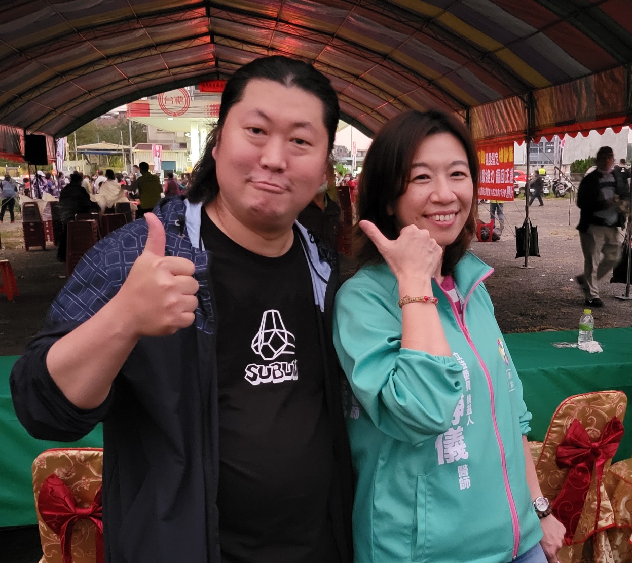 「音地大帝」(左)和民進黨候選人林靜儀合照。(翻攝音地大帝臉書)