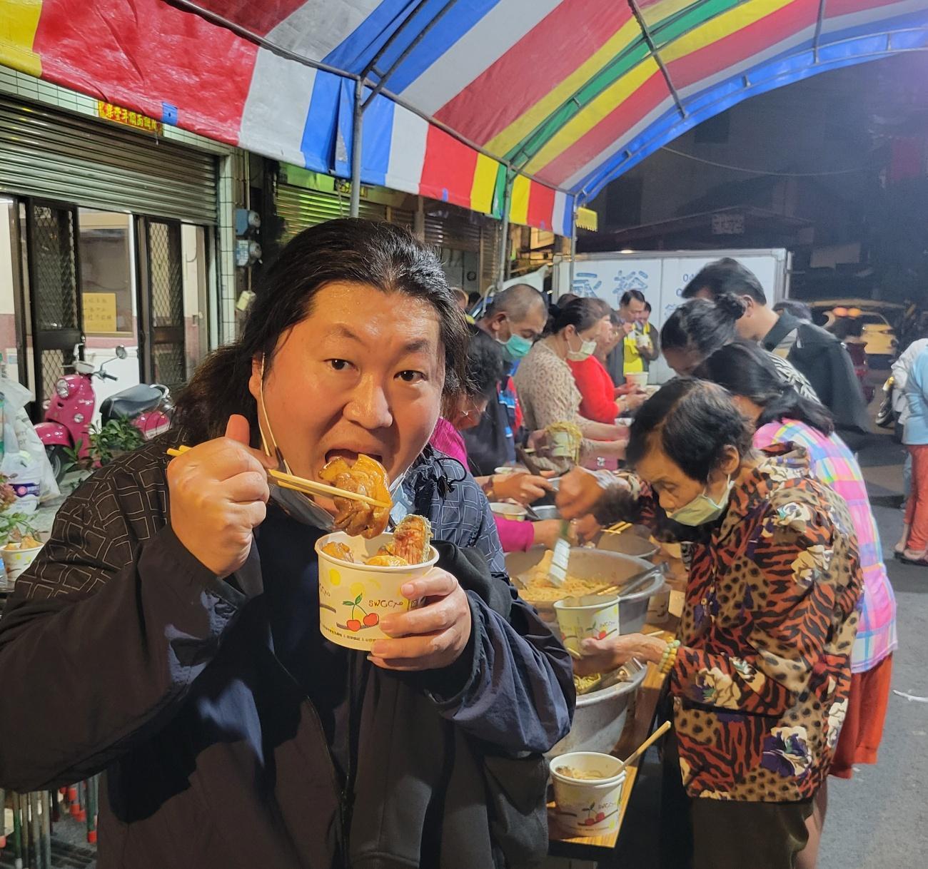 「音地大帝」大啖現場提供的美味爌肉。（翻攝音地大帝臉書）