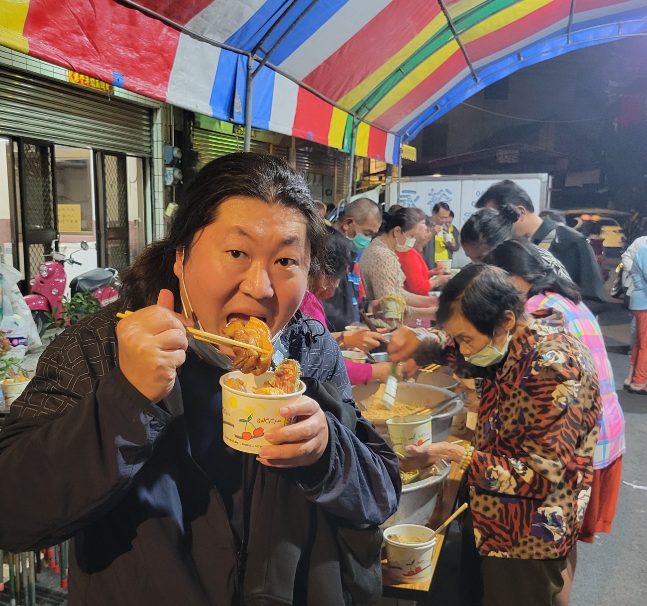「音地大帝」大啖現場提供的美味爌肉。(翻攝音地大帝臉書)