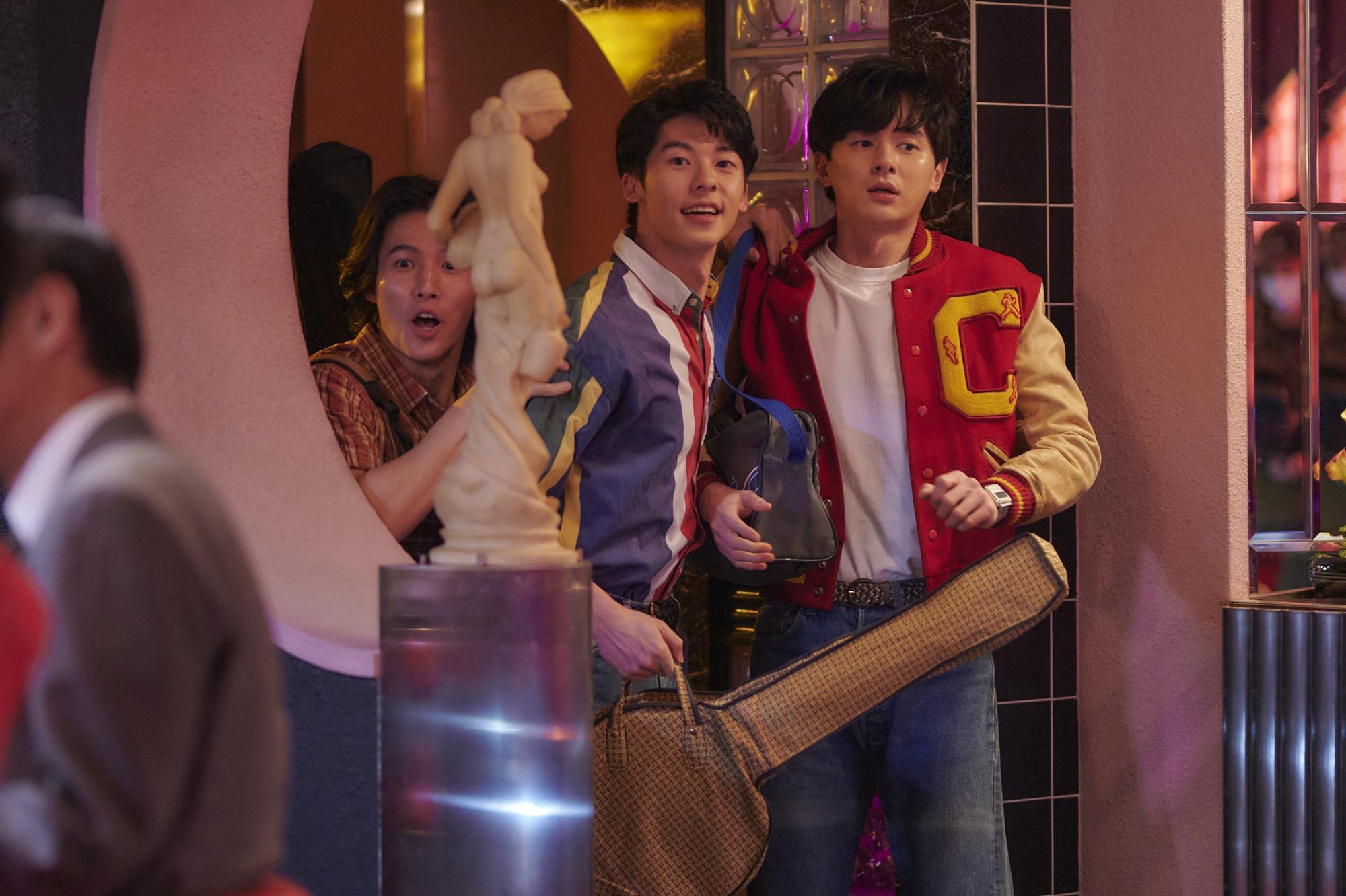 《華燈初上》許光漢（中）客串張軒睿（右）社團同學，左為林禹（Netflix、百聿數碼提供）