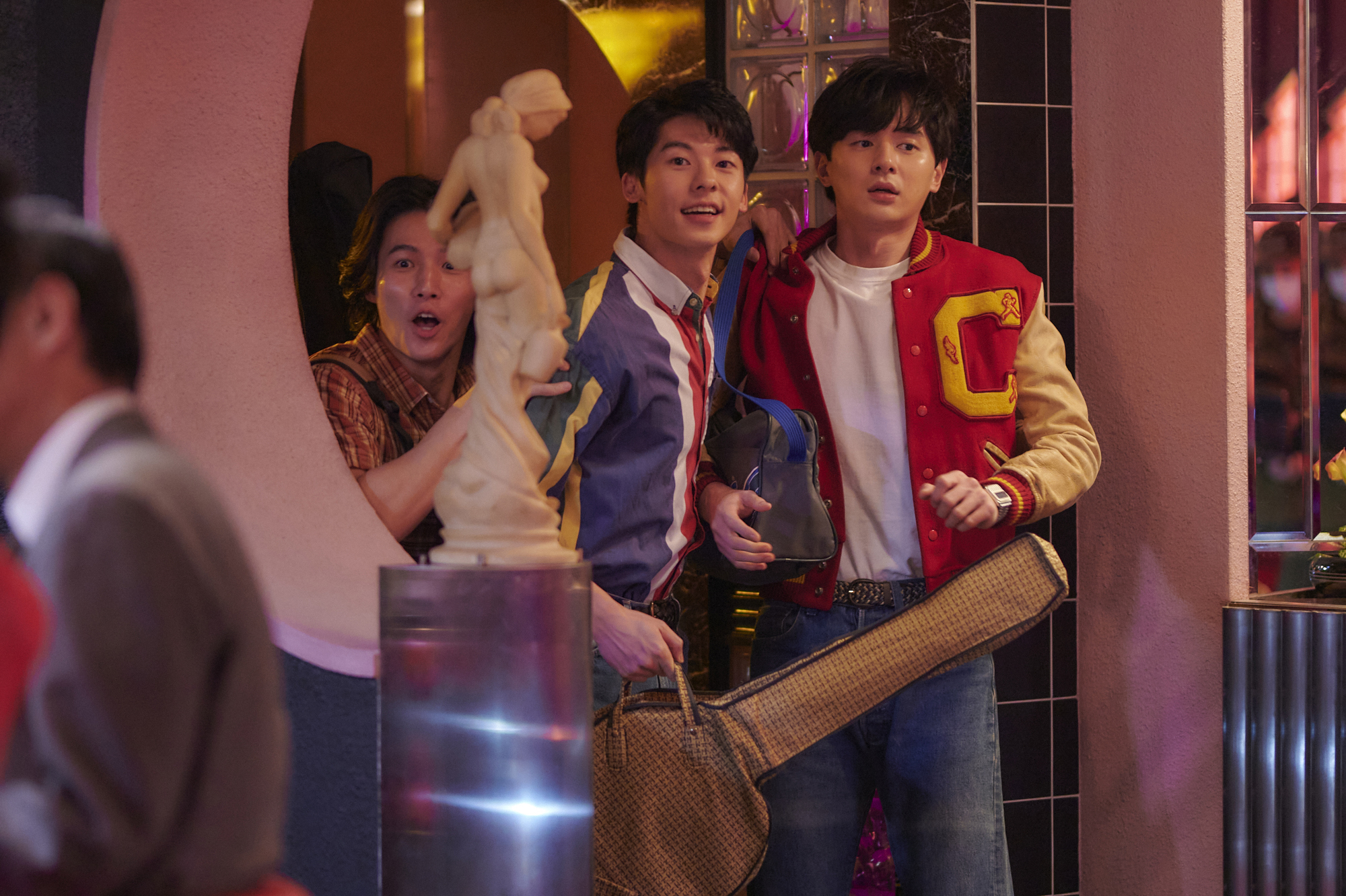 《華燈初上》許光漢(中)客串張軒睿(右)社團同學,左為林禹(Netflix、百聿數碼提供)