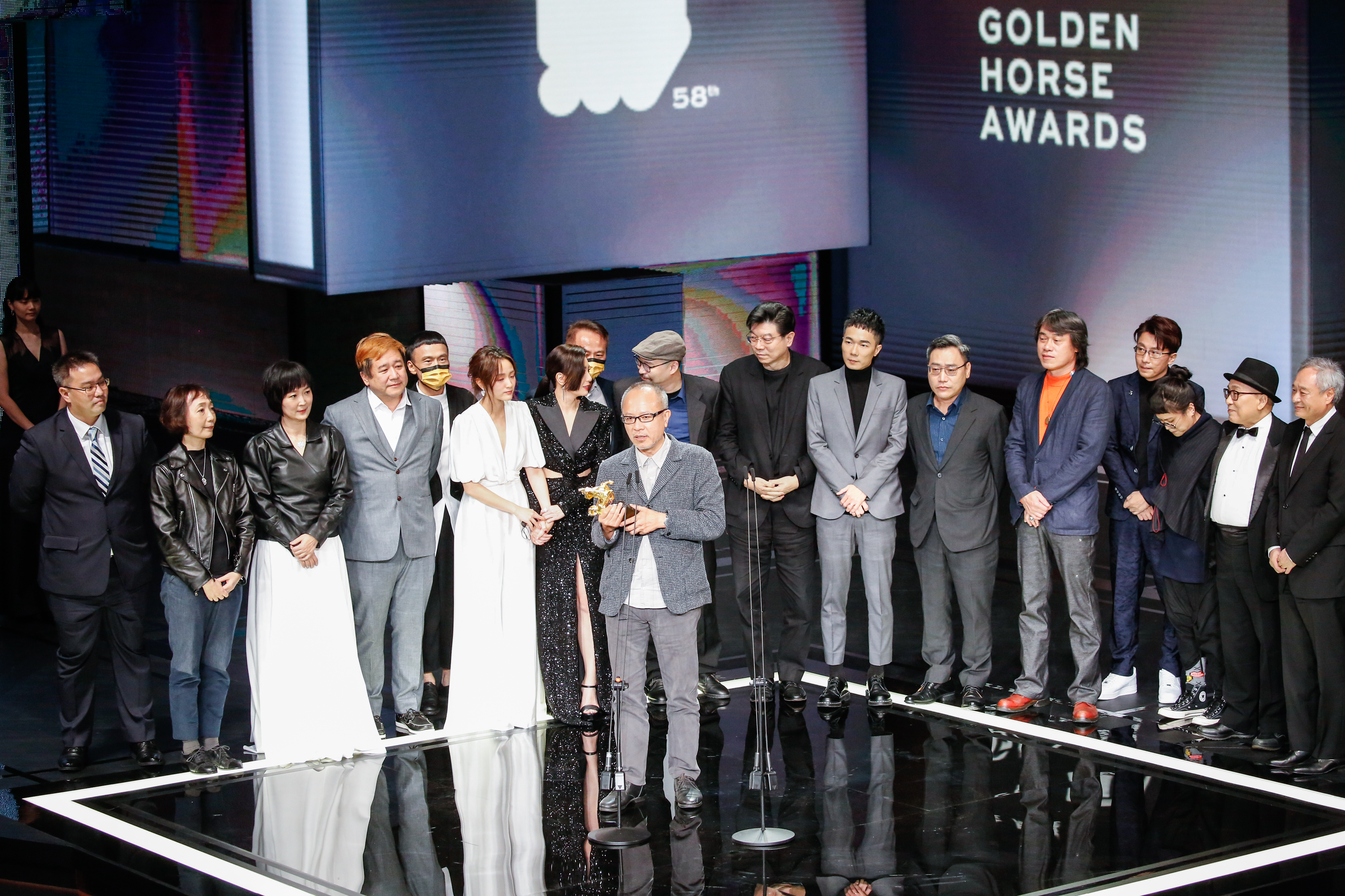 導演鍾孟宏代表《瀑布》上台，領取金馬獎最佳劇情長片。