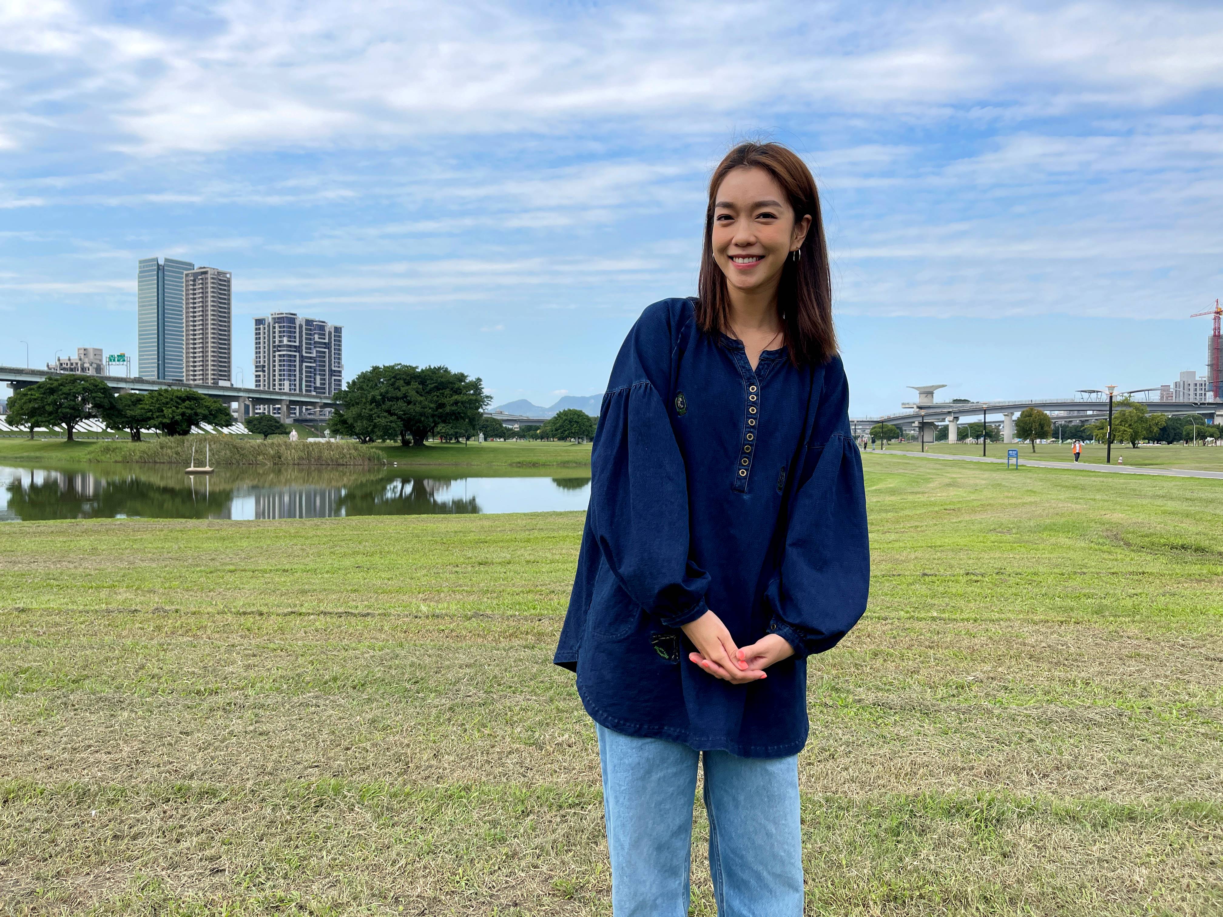 大霈為公視節目《換個爸媽過幾天》拍攝「換爸媽」社會實驗挑戰者募集影片，溫情喊話：「讓我陪大家一起想辦法！」（公視提供）