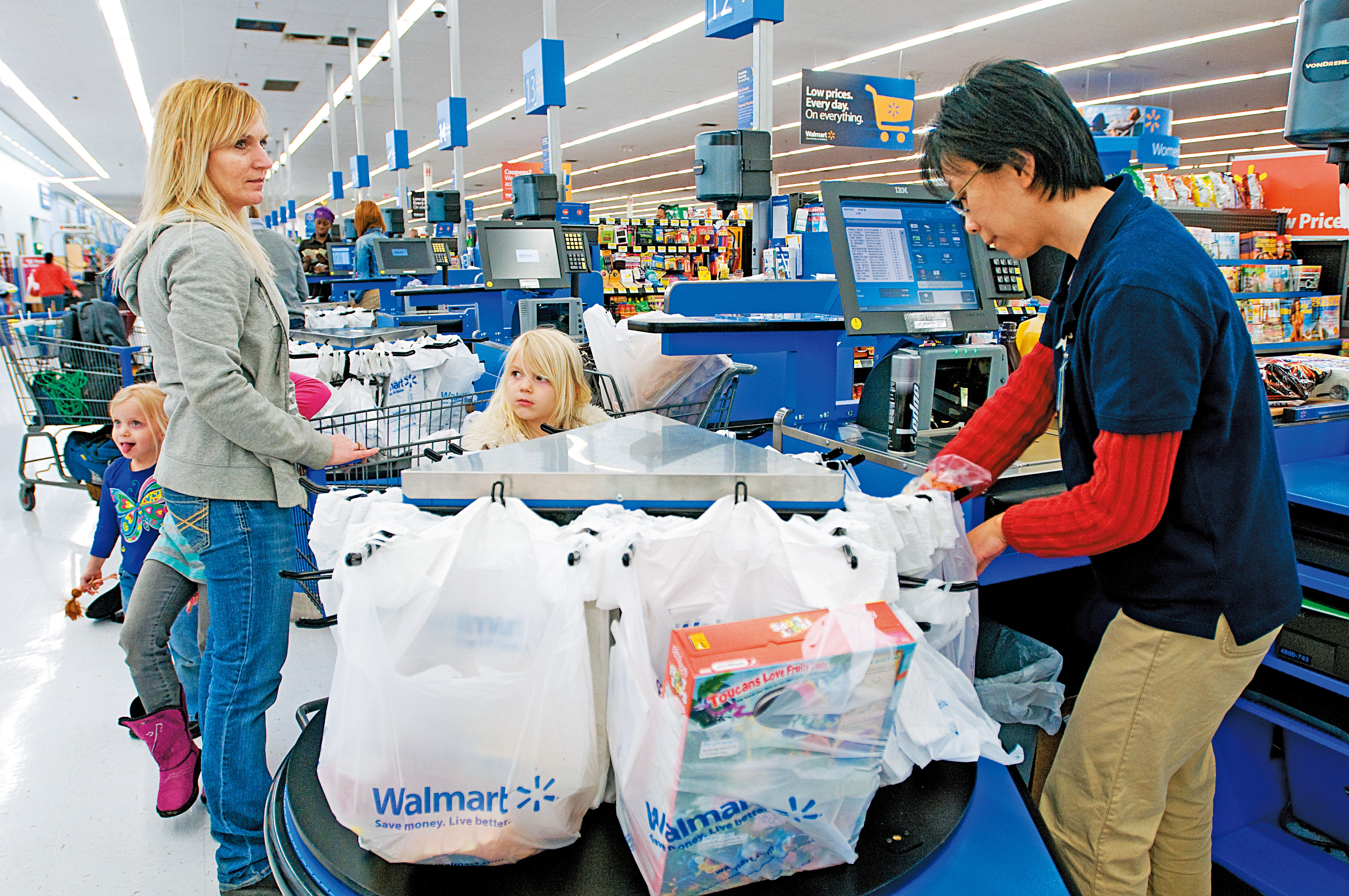 物價漲不停，通膨問題干擾市場，但只要手上是好的產品，持續扣款，就等於做好風險控管了。（翻攝walmart flickr）