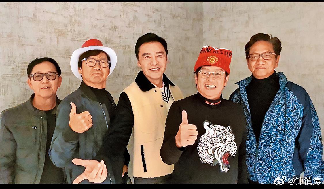 譚詠麟（右二）以溫拿樂團出道，跟團員葉智強（左起）、彭健新、鍾鎮濤及陳友雖沒再合作，但多年來感情依舊，不時聚會見面。（翻攝自鍾鎮濤微博）