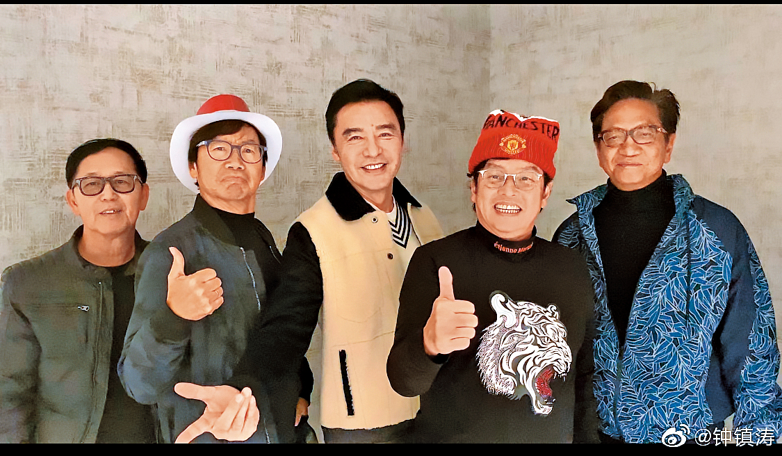 譚詠麟（右二）以溫拿樂團出道，跟團員葉智強（左起）、彭健新、鍾鎮濤及陳友雖沒再合作，但多年來感情依舊，不時聚會見面。（翻攝自鍾鎮濤微博）