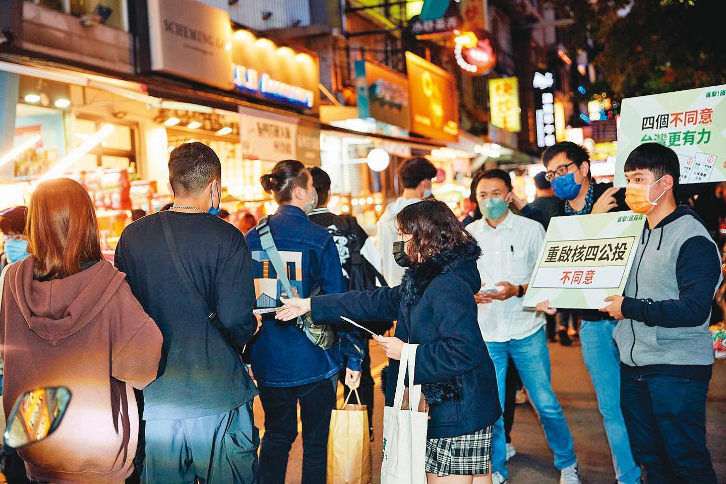 民進黨青年部組織「國務青」街講團,到一中街等青年聚集地宣傳公投理念。(翻攝民進黨青年部臉書)