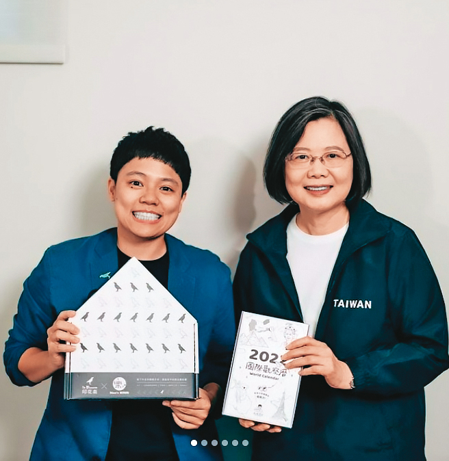 蔡英文(右)首度擔任Podcast來賓,接受國際新聞頻道「敏迪選讀」專訪。(翻攝敏迪選讀IG)
