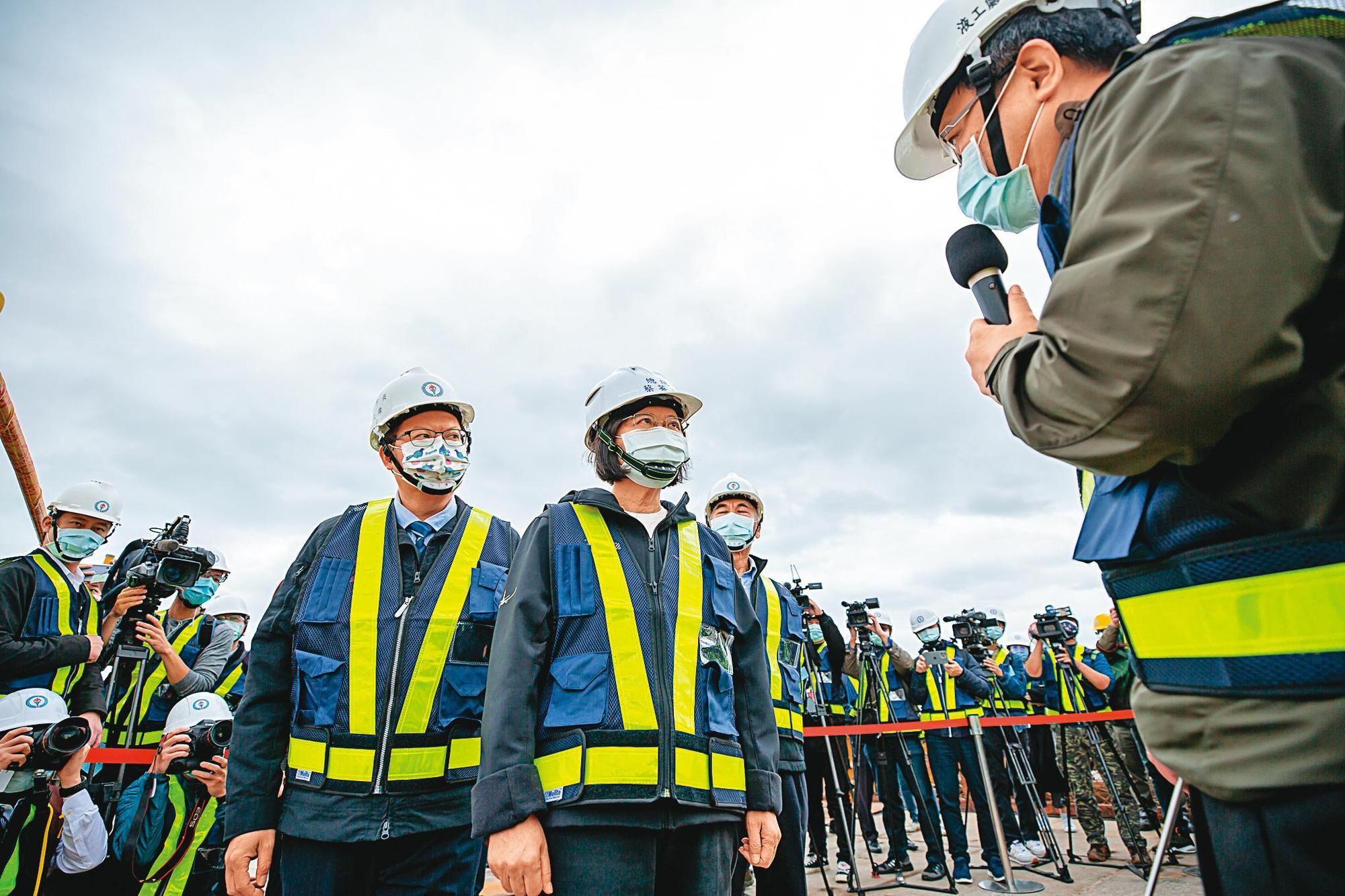 總統蔡英文11月25日視察大潭電廠,盼以供電穩定說服經濟選民。(總統府提供)