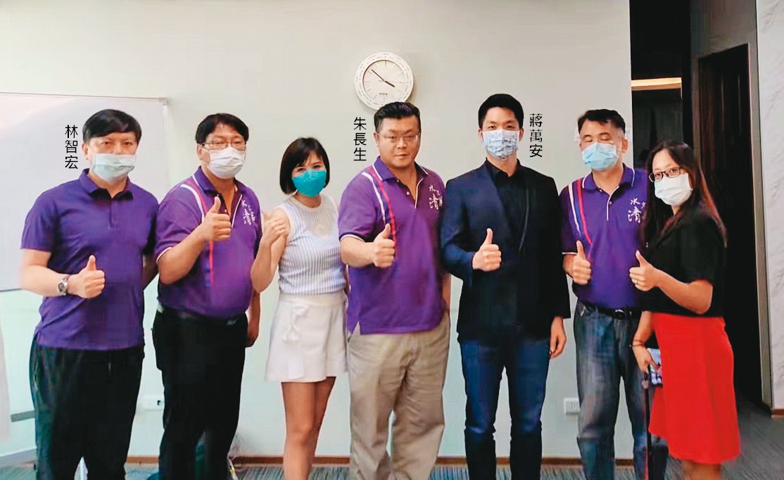 朱長生被控與林智宏拿和國民黨立委蔣萬安等名人的合照，招搖撞騙。（讀者提供）
