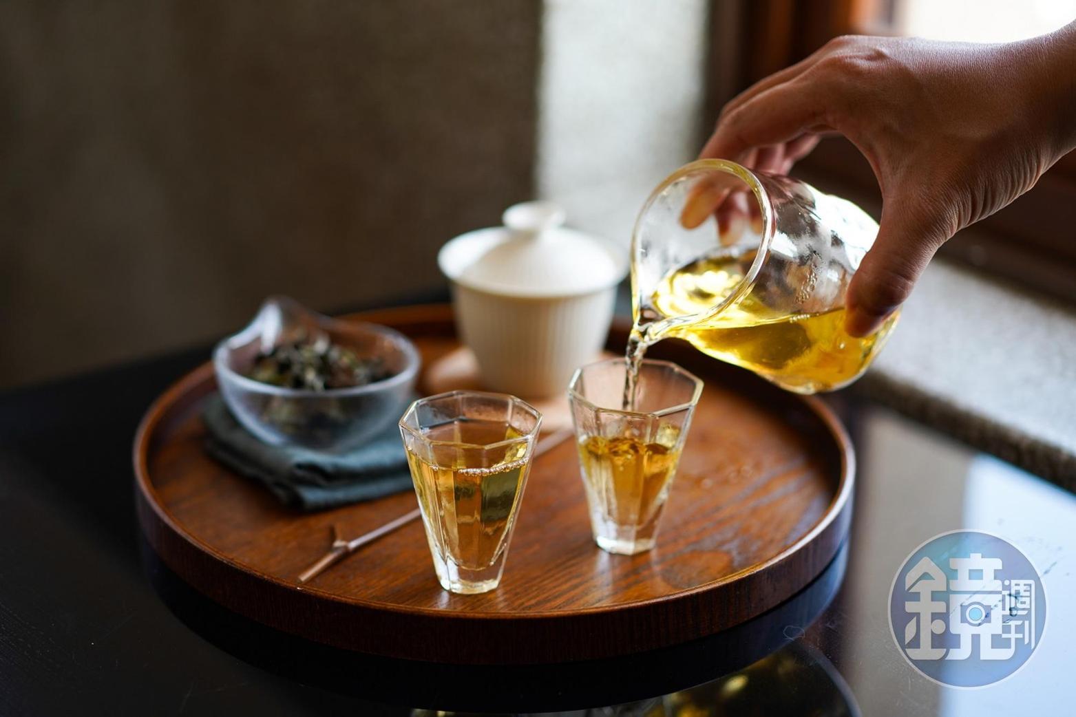 熱沖一壺「自然生態白茶」，細細品味清澈茶湯裡散發的淡雅氣息。（300元／組）