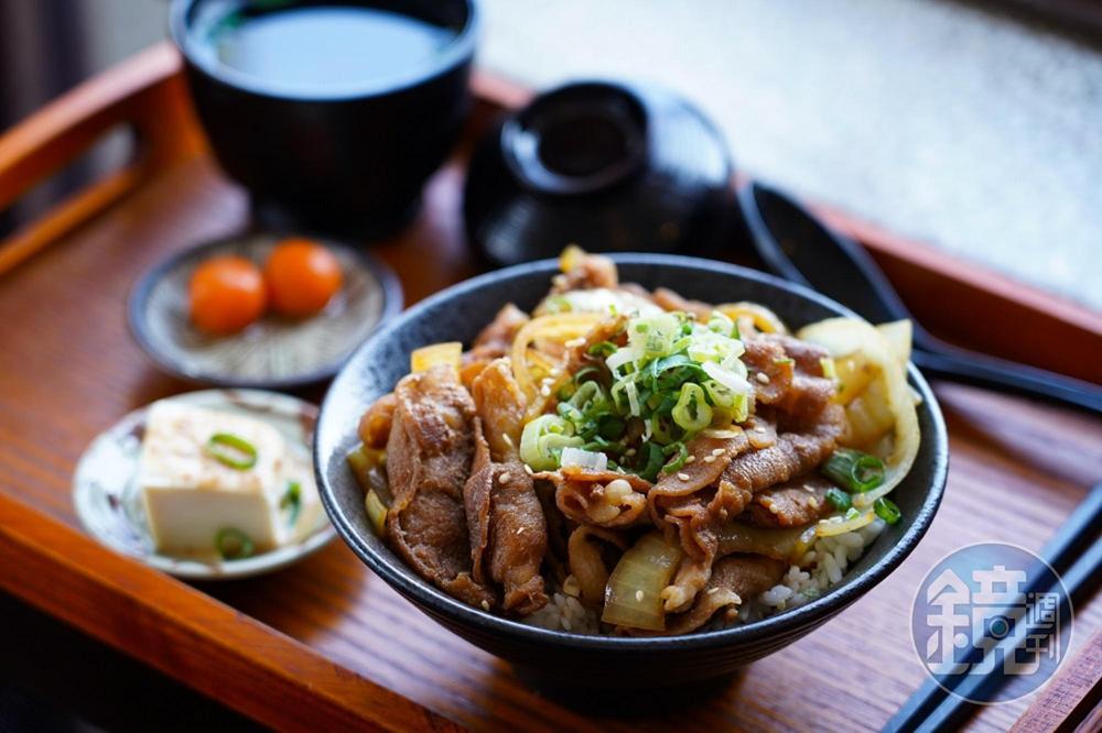 日式風味「盛滿豬丼飯」搭配的是健康的紅藜米飯。（270元／套）