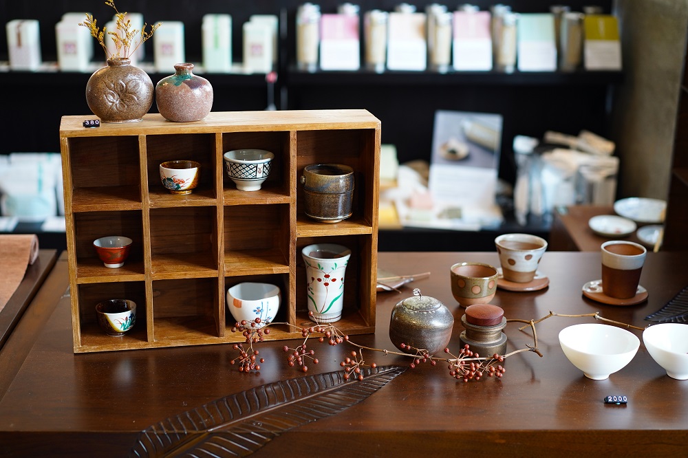 春田茶館裡販售的陶藝茶器。