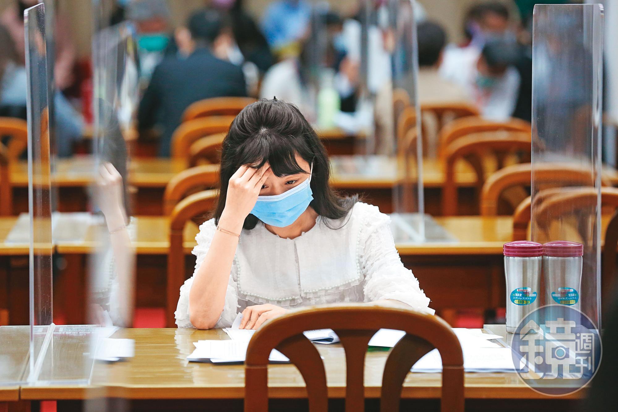 高嘉瑜至今不願對被暴打多做解釋,只強調自己也是受害者,友人爆料其實高有「親密影片」握在男友手中。