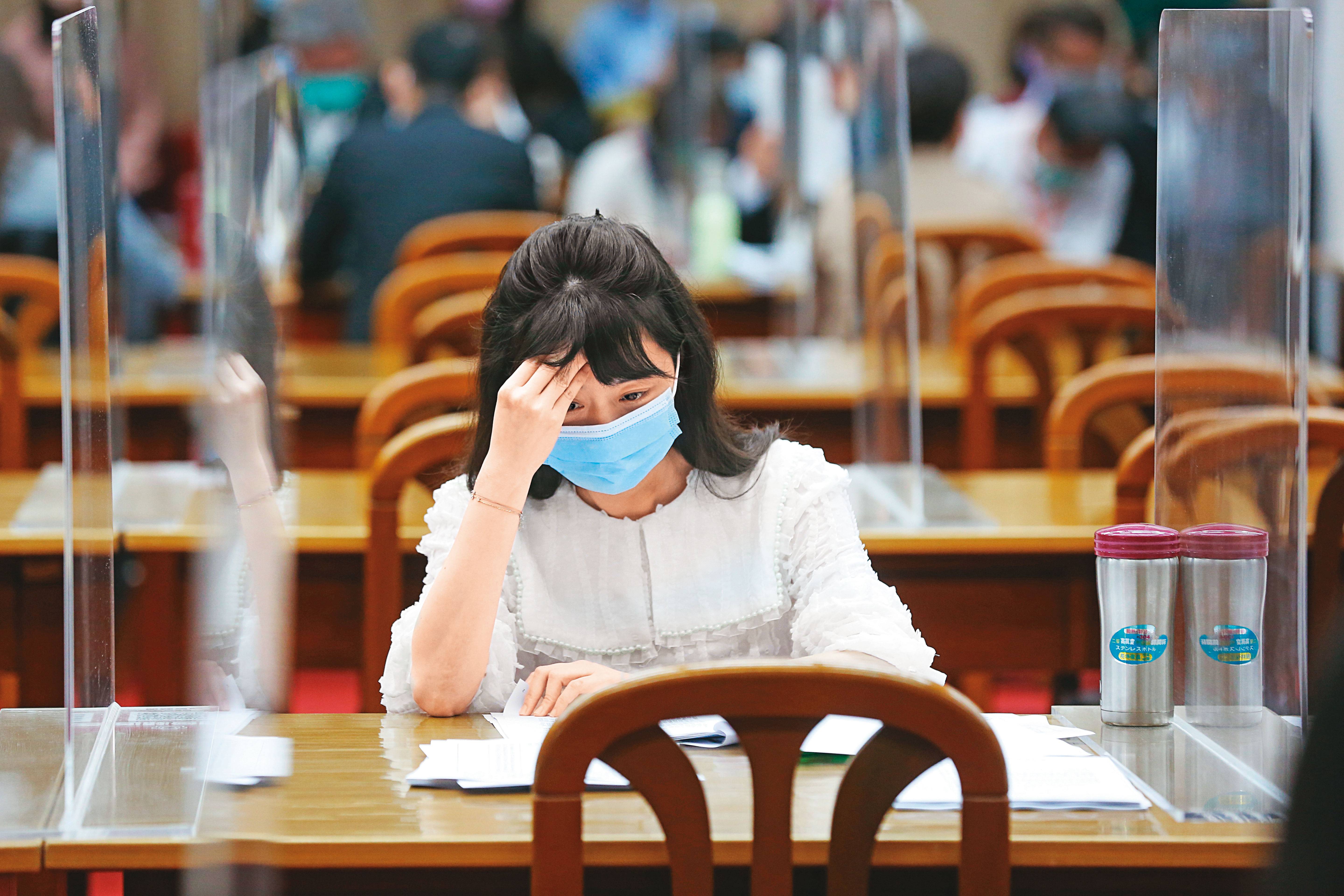 高嘉瑜至今不願對被暴打多做解釋，只強調自己也是受害者，友人爆料其實高有「親密影片」握在男友手中。