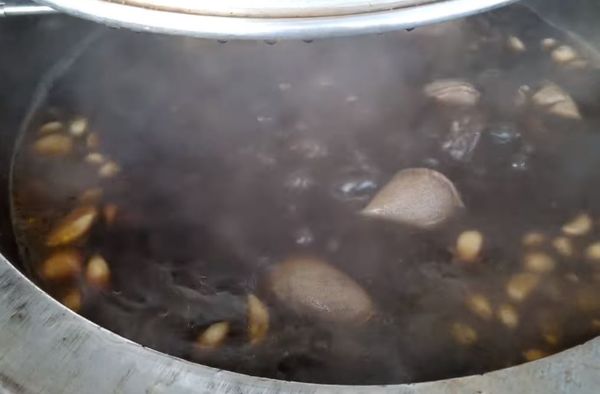 一名消費者叫外送卻抱怨湯太燙，因此怒給店家負評。（翻攝自爆怨公社）