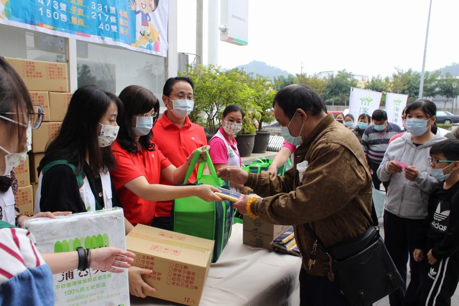北台中家扶中心與開元食品代表在現場發放愛心物資。(北台中家扶中心提供)