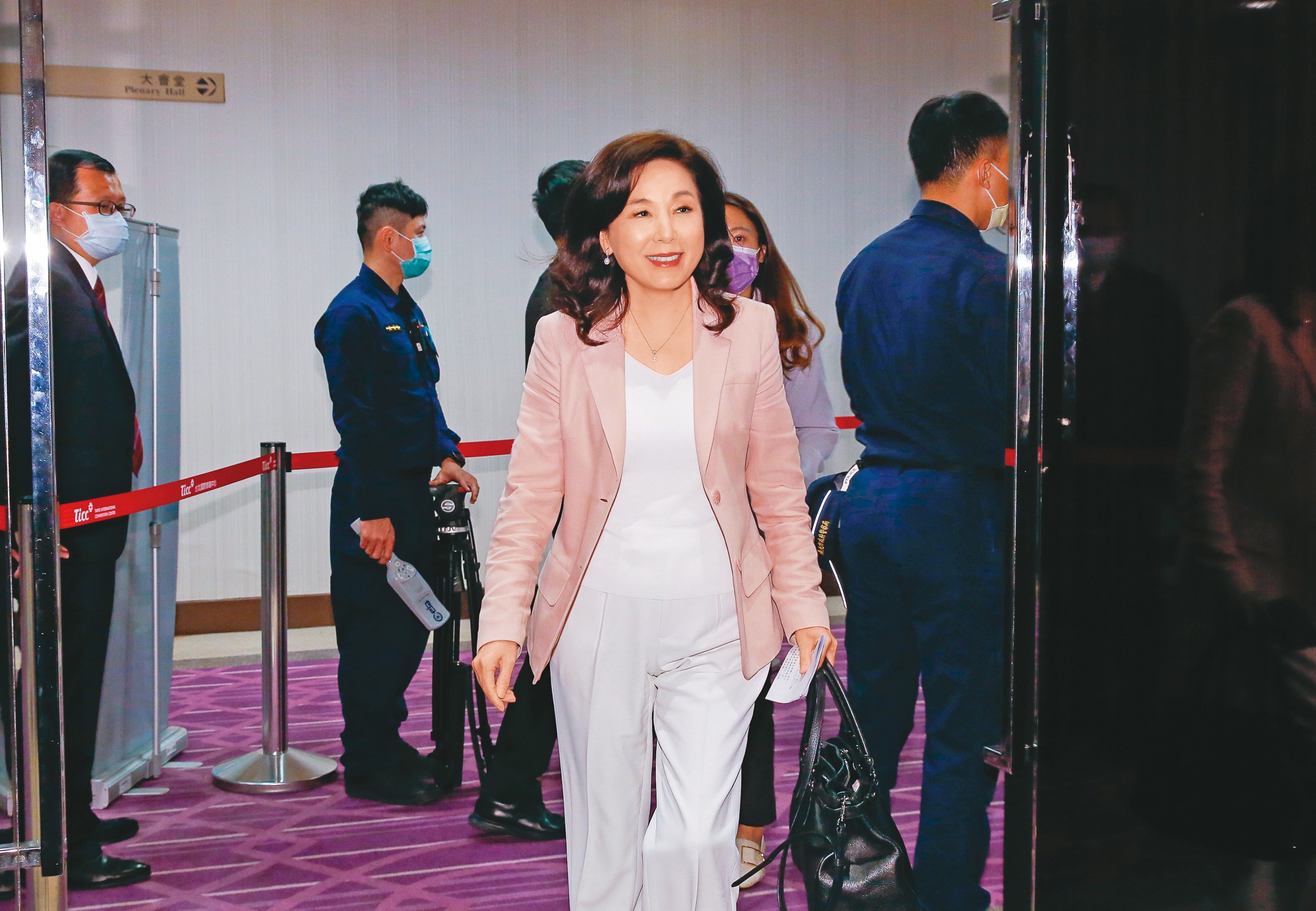 李紀珠被新壽追討罰俸、獎金共1,800萬元，但她不服提出申訴。