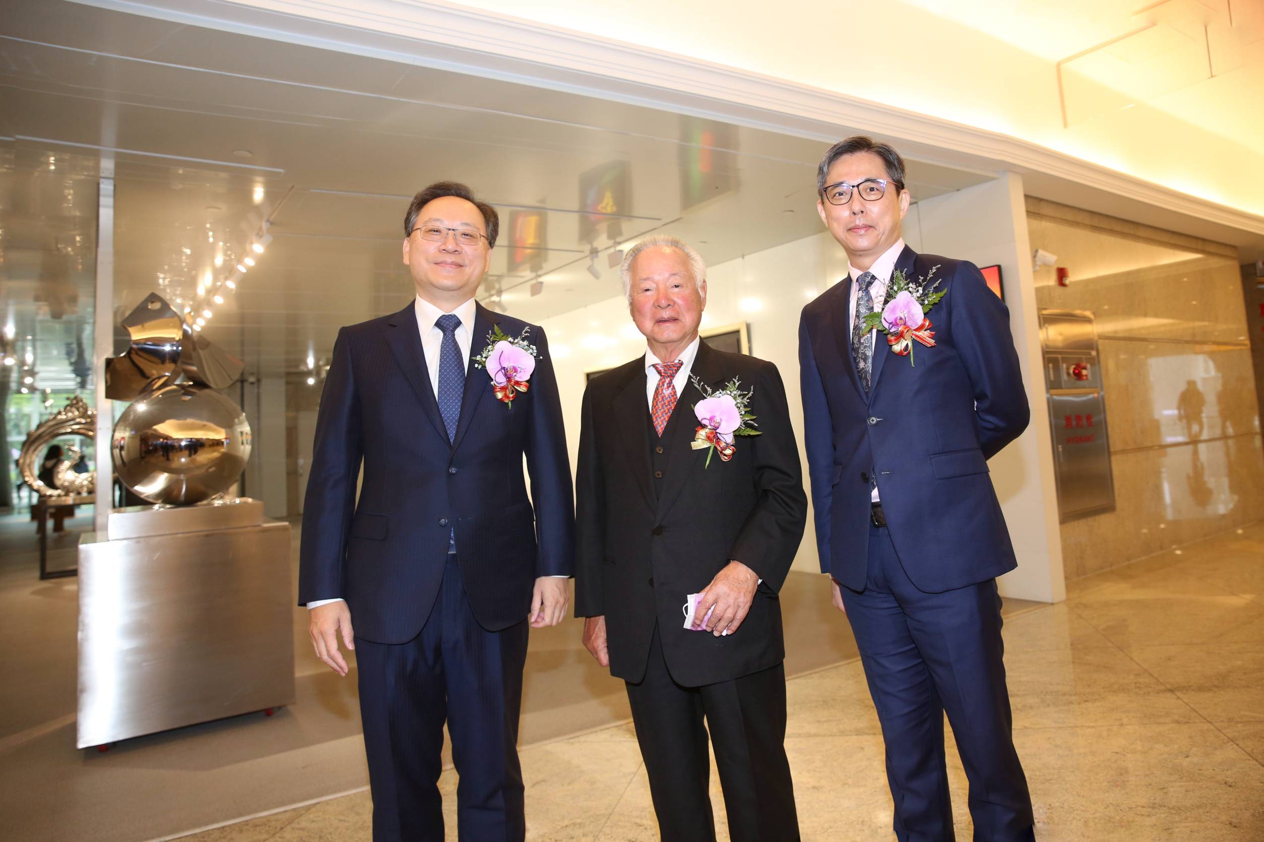 三商家購今日掛牌上市，包括三商集團創辦人翁肇喜、三商家購董事長陳翔玢都親自出席。