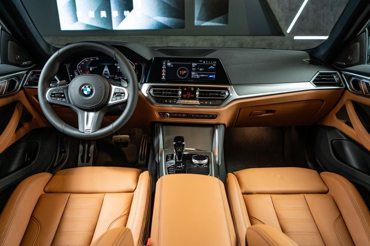 全面導入BMW全數位虛擬座艙(12.3吋虛擬數位儀錶搭配10.25吋中控觸控螢幕)，結合iDrive 7.0使用者介面與無線智慧型手機整合系統(支援Apple CarPlay與Android Auto) ，同時更為430i M Sport配備車況抬頭顯示器。