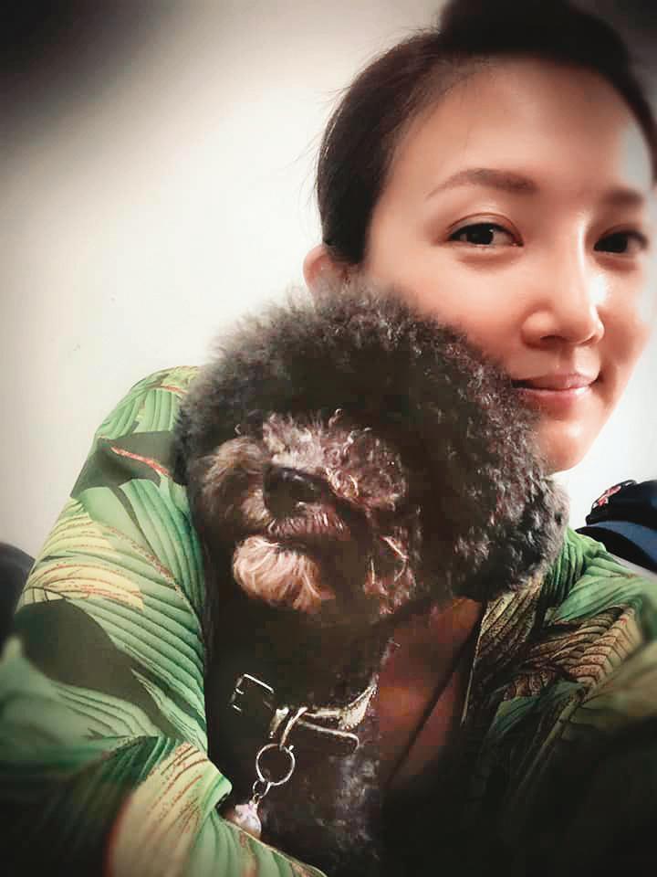 李小姐曾在社群網站上曬出與愛犬的親子照。(翻攝自網路)